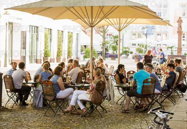 Restaurant and beer garden in front of Ettlinger Castle