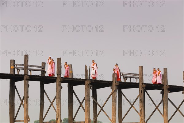 Nuns on U-Bein bridge