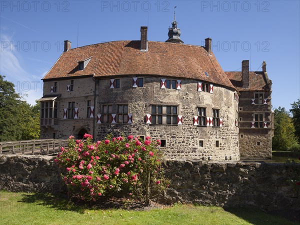 Vischering Castle with roses and moat