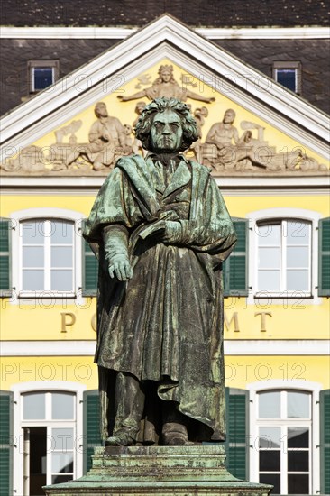 Beethoven monument on Munsterplatz