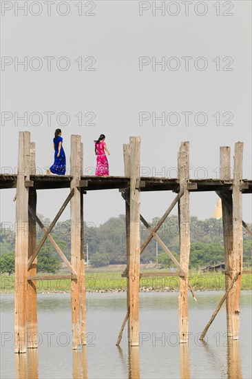 People crossing U Bein bridge