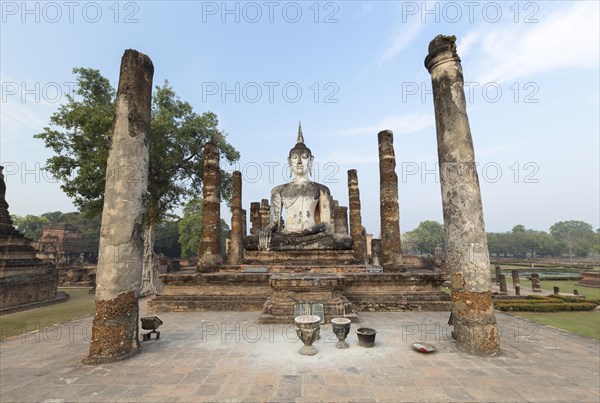 Seated Buddha statue at Wat Mahathat