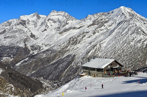 Gourmet Restaurant Spielboden in front of snowy peaks Fletschhorn