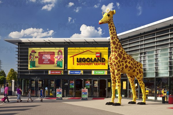 Lego-Giraffe in front of the Legoland Discovery Centre