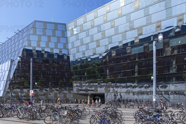 Farrader in front of new university library
