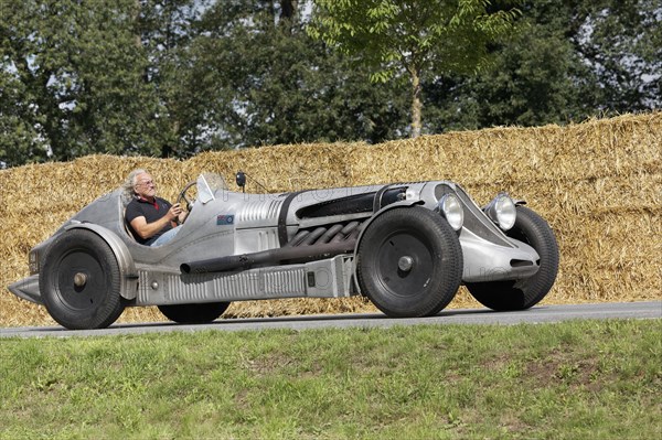 Bentley Merlin V 12 Special Sports with aircraft engine on the circuit