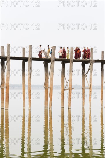 People crossing U Bein bridge