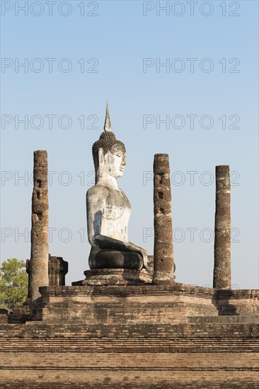 Seated Buddha statue at Wat Mahathat