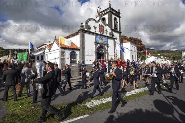 Procession to the Santo Christo Feast in front of the church in Ginetes