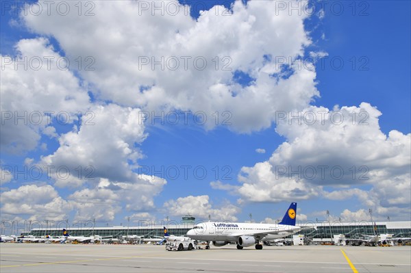 Push-back truck when towing the Lufthansa Airbus A 319-100