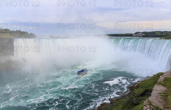 Horseshoe Falls with tourist boat