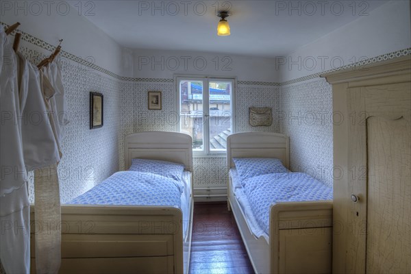 Sleeping chamber with two beds and linen on a leash