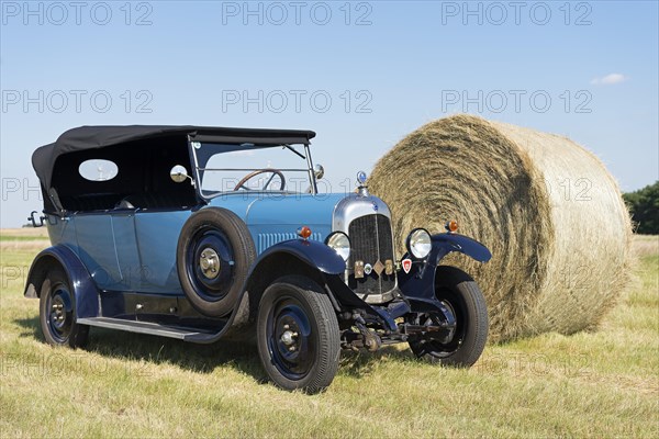 Oldtimer Citroen B10 in hay field