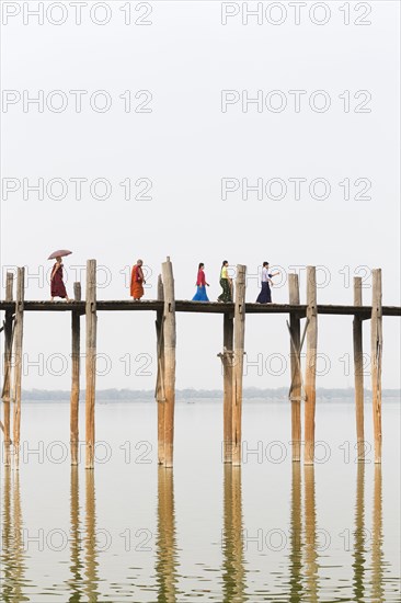 People crossing U Bein bridge