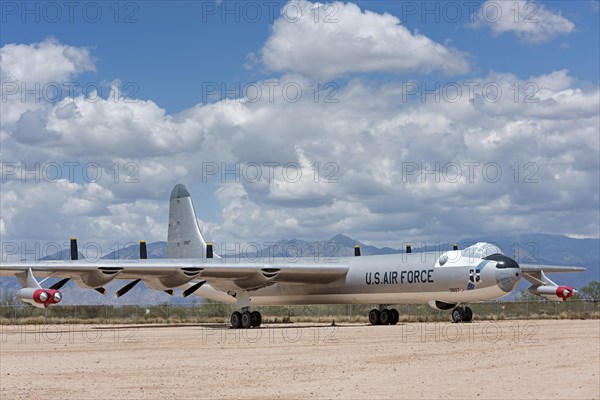 Strategic long-range bomber with six propellers and piston engines