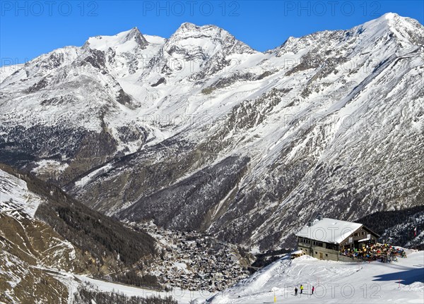 Gourmet Restaurant Spielboden in front of snowy peaks Fletschhorn