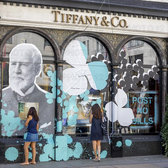 Passers-by in front of jewelry store Tiffany