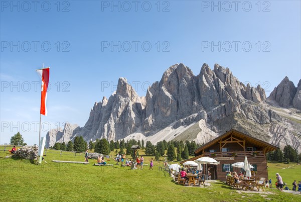 Gschnagenhardt Alm below the Geislerspitzen