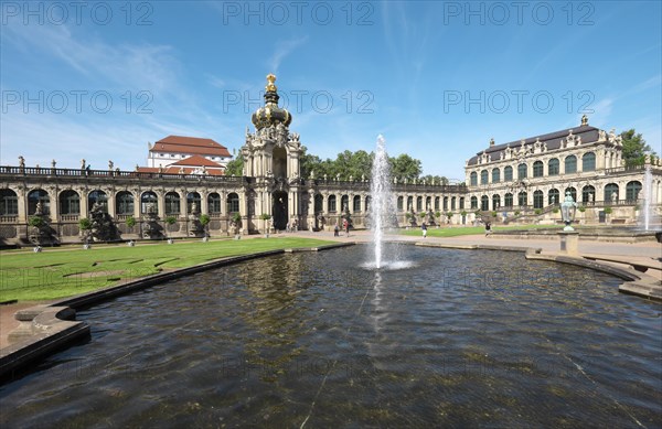 Fountain in front of kennel with Kronentor