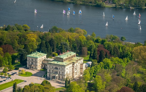 Villa Hugel with sailing boats on Lake Baldeney