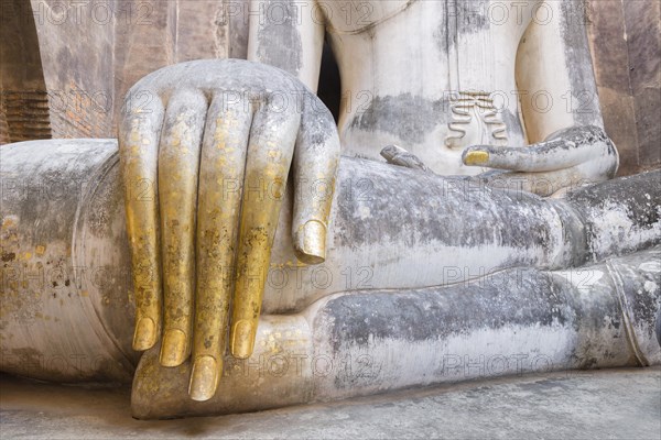 Gilded hand of Phra Atchana Buddha