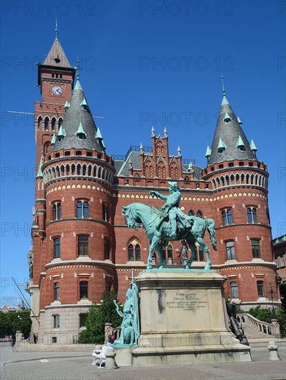 Town hall with statue of Magnus Stenbock