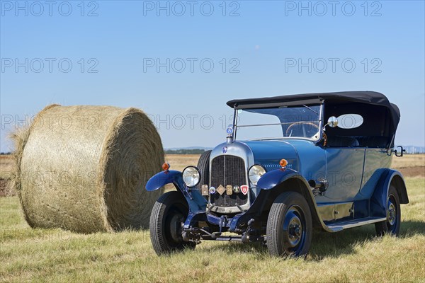 Oldtimer Citroen B10 in hay field