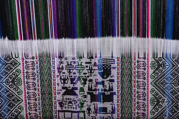 Weaving of fabrics with typical patterns