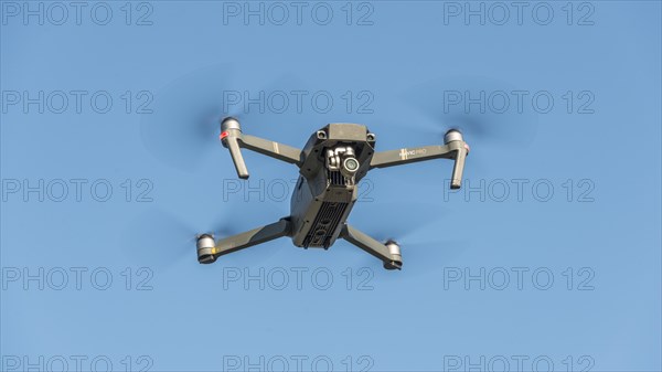 Flying quadrocopter