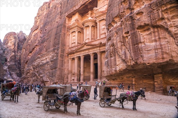 Carriages in front of the treasure house of Pharaoh Khazne al-Firaun