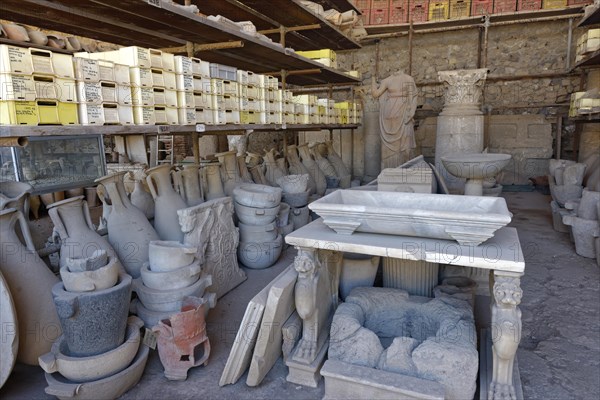 Storage room with archaeological pieces