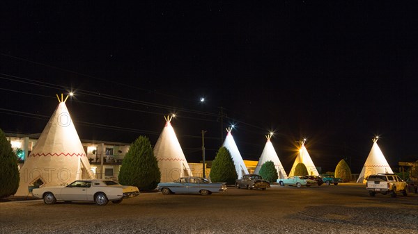 Wigwam Motel at night