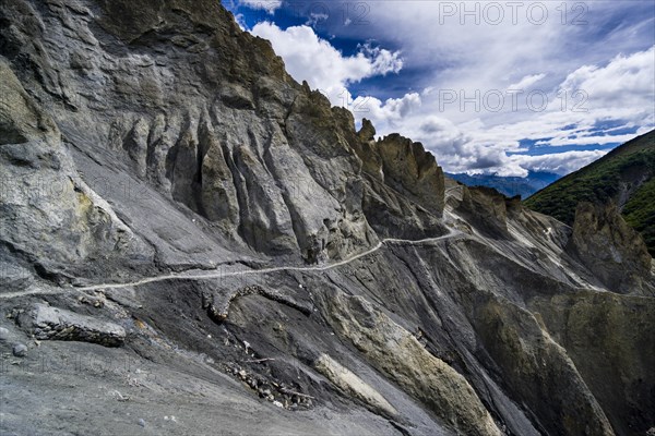 Trekking route to Tilicho Lake