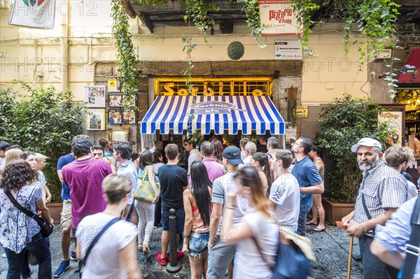 People in front of famous Gino Sorbillo Pizzeria