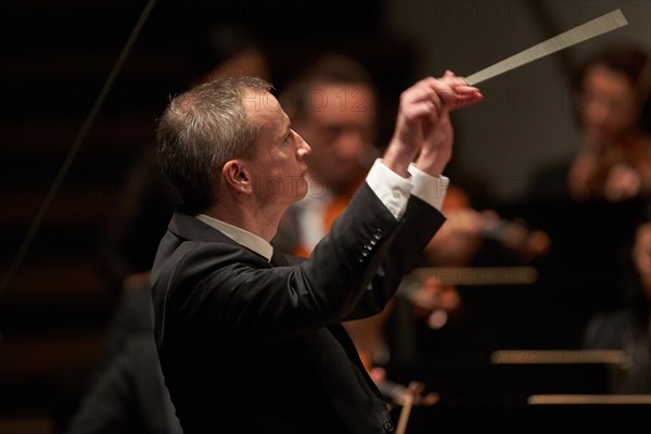 Conductor Garry Walker conducts the State Orchestra