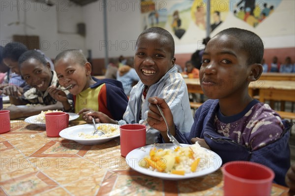 Children at lunch in school