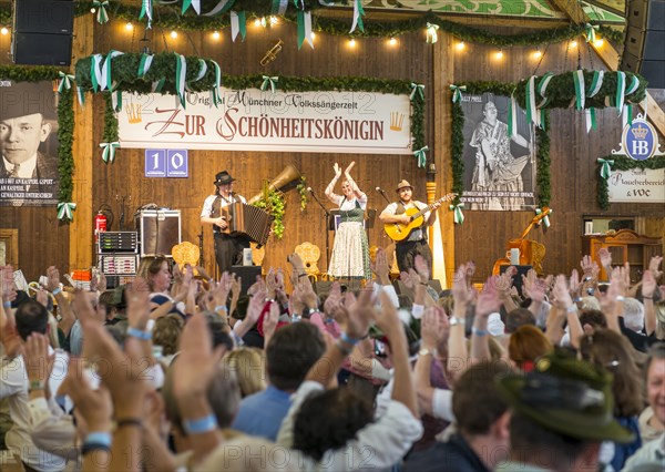 Guests applaud folk music