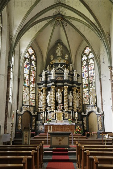 Chancel with altar by Wilhelm Spliethoven