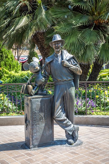 Statue Walt Disney with Mickey Mouse