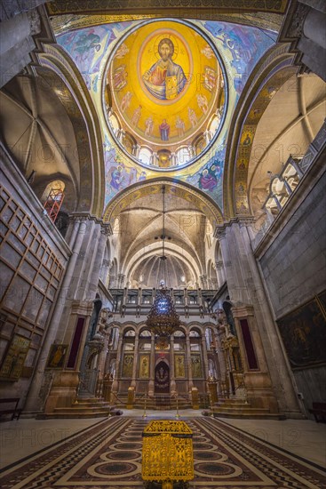 Middle nave with altar