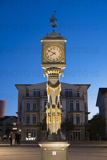 Jugendstiluhr at dusk