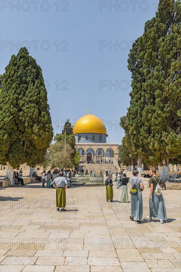 Tourists in front of the Dome of the Rock