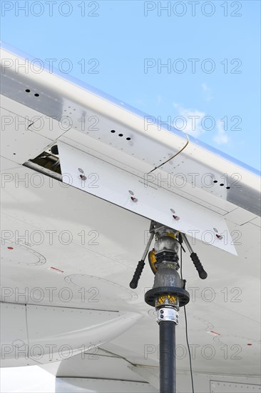 Tank nozzle on wing