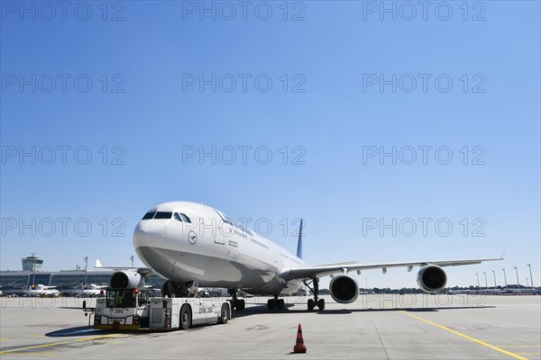 Push-back truck when towing the Lufthansa Airbus A340