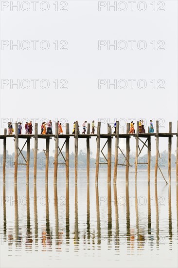 People crossing U Bein bridge