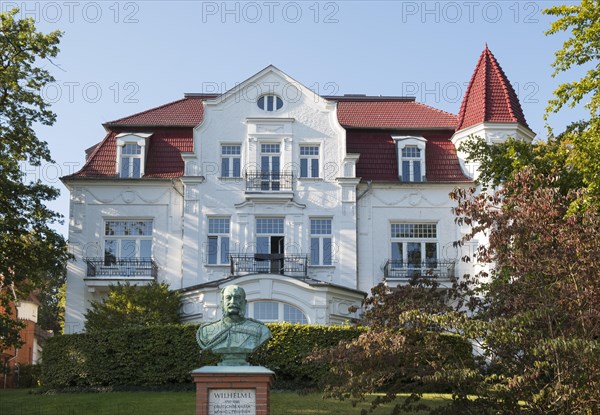 Kaiser Wilhelm Memorial in front of Villa Staudt