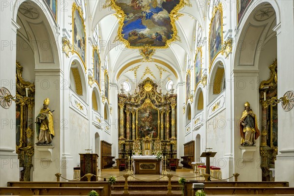 Nave with pulpit and choir