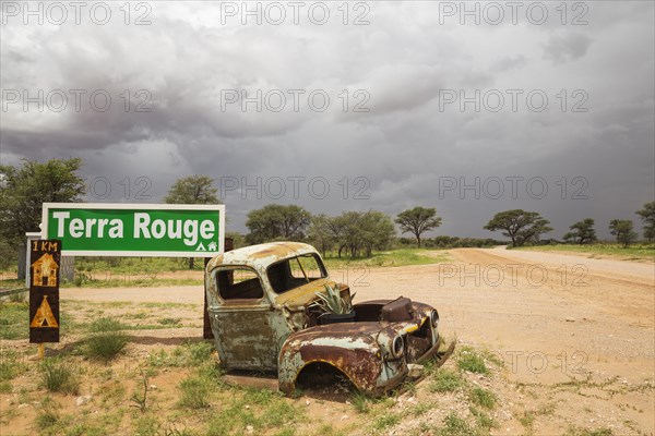 Car wreck at the entrance gate of Terra Rouge guest farm