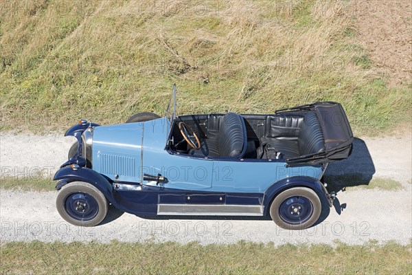 Oldtimer Citroen B10 with top down