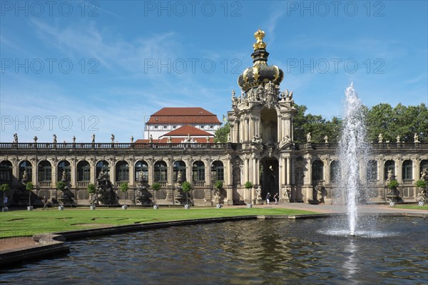 Fountain in front of kennel with Kronentor